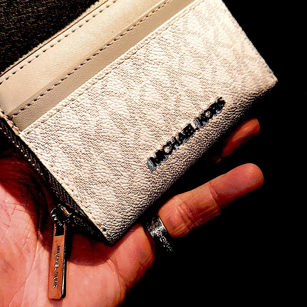 Like new, barely used, Michael Kors, men or/women’s wallet, fairy accessible